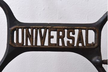 アンティーク雑貨　昭和レトロ　UNIVERSAL　レトロな雰囲気を漂わせるミシン脚