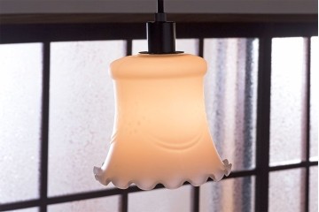 昭和レトロ　薔薇のモチーフが上品なフリルシェード(吊り下げ照明、ペンダントライト、電笠、天井照明)(R-028605)