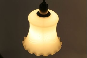 昭和レトロ　薔薇のモチーフが上品なフリルシェード(吊り下げ照明、ペンダントライト、電笠、天井照明)(R-028605)