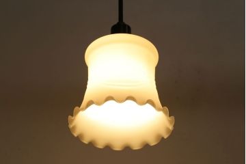 昭和レトロ　薔薇のモチーフが上品なフリルシェード(吊り下げ照明、ペンダントライト、電笠、天井照明)(R-028605)