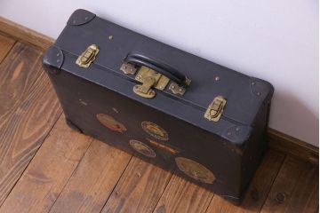 アンティーク雑貨　昭和中期　ステッカーの貼られた古い質感の小振りなトランク