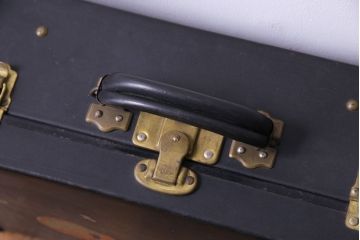 アンティーク雑貨　昭和中期　ステッカーの貼られた古い質感の小振りなトランク