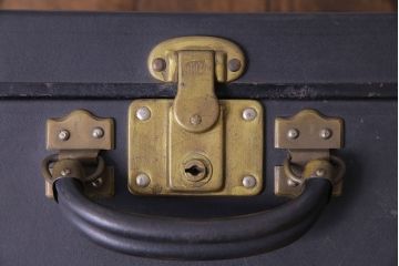 アンティーク雑貨　昭和中期　ステッカーの貼られた古い質感の小振りなトランク