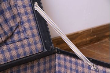 アンティーク雑貨　昭和中期　ステッカーの貼られた古い質感の小振りなトランク