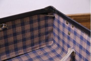 アンティーク雑貨　昭和中期　ステッカーの貼られた古い質感の小振りなトランク