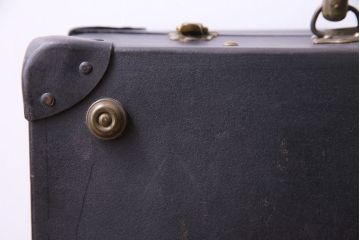 アンティーク雑貨　昭和中期　ステッカーの貼られた古い質感の小振りなトランク