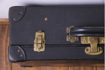 和製アンティーク　昭和中期　ステッカーの貼られた古い質感の小振りなトランク