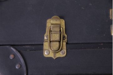 和製アンティーク　昭和中期　ステッカーの貼られた古い質感の小振りなトランク