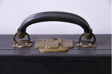 和製アンティーク　昭和中期　ステッカーの貼られた古い質感の小振りなトランク