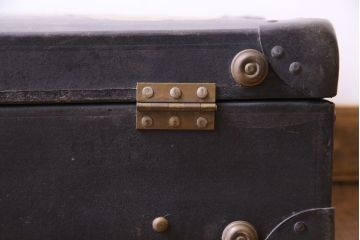 和製アンティーク　昭和中期　ステッカーの貼られた古い質感の小振りなトランク