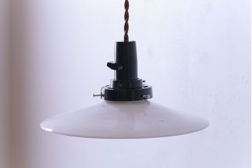 昭和期　懐かしい雰囲気漂うシンプルな平笠シェード(電笠、吊り下げ照明、ペンダントライト)