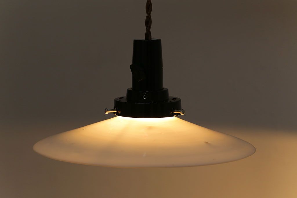 昭和期　懐かしい雰囲気漂うシンプルな平笠シェード(電笠、吊り下げ照明、ペンダントライト)