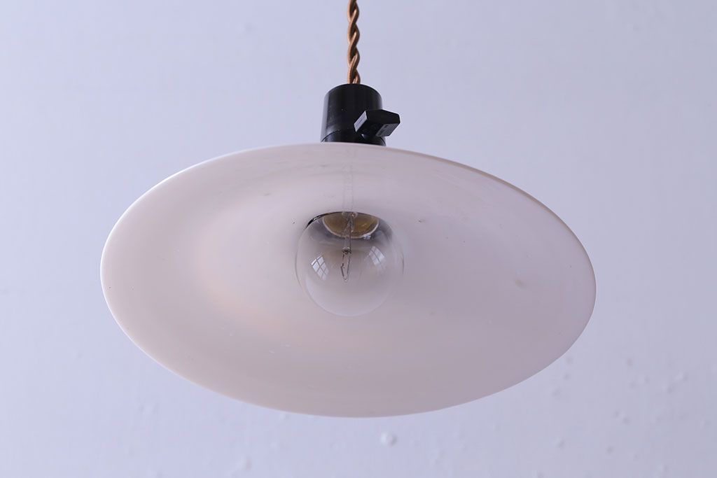 昭和期　懐かしい雰囲気漂うシンプルな平笠シェード(電笠、吊り下げ照明、ペンダントライト)