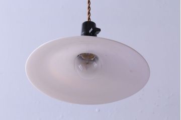 昭和期　懐かしい雰囲気漂うシンプルな平笠シェード(電笠、吊り下げ照明、ペンダントライト)