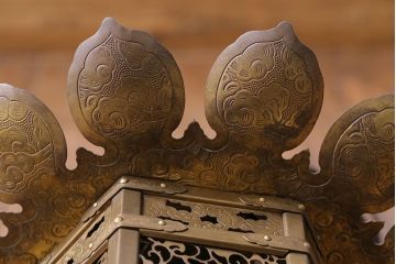 和製アンティーク　金花透　繊細な意匠が魅力の神前猫足六角吊灯篭(灯籠、仏具)