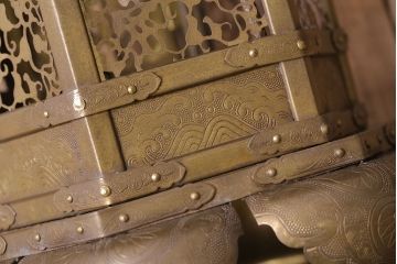 和製アンティーク　金花透　繊細な意匠が魅力の神前猫足六角吊灯篭(灯籠、仏具)