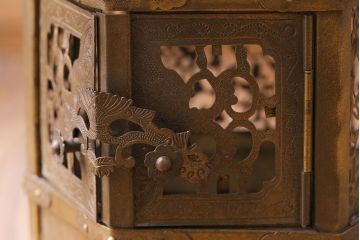 和製アンティーク　金花透　繊細な意匠が魅力の神前猫足六角吊灯篭(灯籠、仏具)