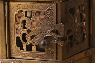 和製アンティーク　金花透　繊細な意匠が魅力の神前猫足六角吊灯篭(灯籠、仏具)