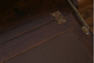 アンティーク家具　イギリスアンティーク　直線的な彫りがモダンなライティングビューロー(ワークデスク、在宅ワーク、在宅用、サイドチェスト)