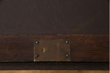 アンティーク家具　イギリスアンティーク　直線的な彫りがモダンなライティングビューロー(ワークデスク、在宅ワーク、在宅用、サイドチェスト)