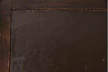 アンティーク家具　イギリスアンティーク　直線的な彫りがモダンなライティングビューロー(ワークデスク、在宅ワーク、在宅用、サイドチェスト)