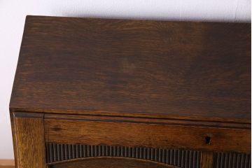 アンティーク家具　イギリスアンティーク　直線的な彫りがモダンなライティングビューロー(ワークデスク、在宅ワーク、在宅用、サイドチェスト)