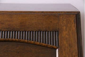 アンティーク家具　イギリスアンティーク　直線的な彫りがモダンなライティングビューロー(ワークデスク、在宅ワーク、在宅用、サイドチェスト)