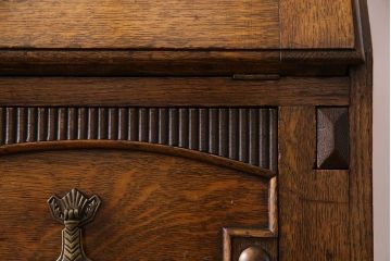 アンティーク家具　イギリスアンティーク　直線的な彫りがモダンなライティングビューロー(ワークデスク、在宅ワーク、在宅用、サイドチェスト)