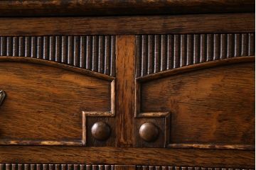 アンティーク家具　イギリスアンティーク　直線的な彫りがモダンなライティングビューロー(ワークデスク、在宅ワーク、在宅用、サイドチェスト)