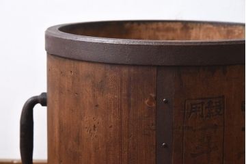 アンティーク雑貨　和製アンティーク　錆のある取っ手が渋い味わいの一斗升(いっとます)