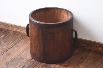 アンティーク雑貨　和製アンティーク　錆のある取っ手が渋い味わいの一斗升(いっとます)