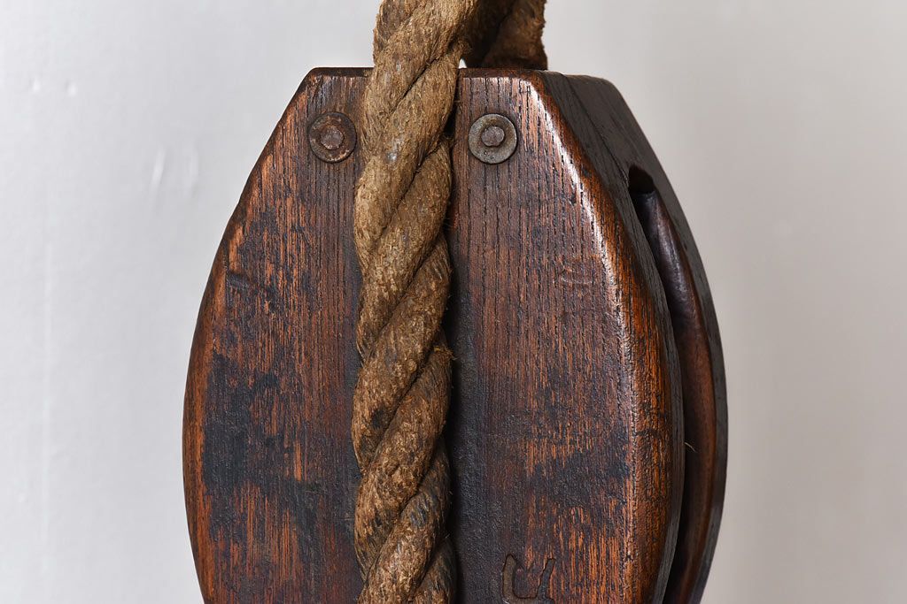 アンティーク雑貨　古民具　古いケヤキ材が味わい深い堅牢な作りの滑車