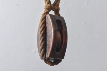 アンティーク雑貨　古民具　古いケヤキ材が味わい深い堅牢な作りの滑車