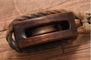 アンティーク雑貨　古民具　古いケヤキ材が味わい深い堅牢な作りの滑車