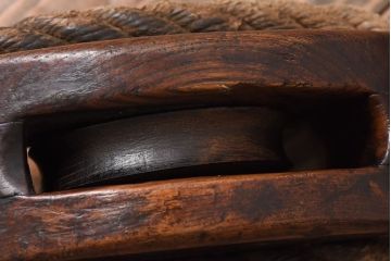 アンティーク雑貨　古民具　古いケヤキ材が味わい深い堅牢な作りの滑車