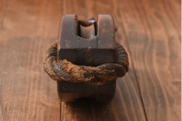 アンティーク雑貨　古民具　古いケヤキ材が味わい深い堅牢な作りの滑車