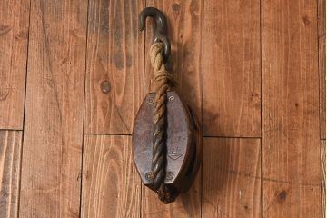 アンティーク雑貨　古民具　古いケヤキ材が味わい深い堅牢な作りの滑車