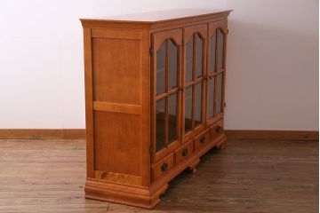 中古　アーリーアメリカン　明るい色味のサイドボード(キャビネット、収納棚、飾り棚)