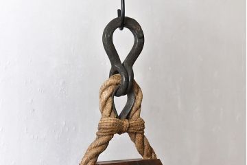 アンティーク雑貨　古民具　古いケヤキ材が味わい深い堅牢な作りの二車式滑車