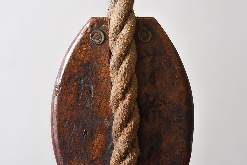 アンティーク雑貨　古民具　古いケヤキ材が味わい深い堅牢な作りの二車式滑車