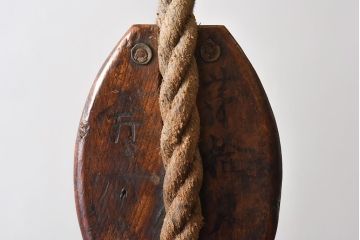 アンティーク雑貨　古民具　古いケヤキ材が味わい深い堅牢な作りの二車式滑車