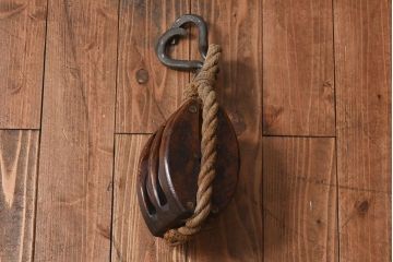 アンティーク雑貨　古民具　古いケヤキ材が味わい深い堅牢な作りの二車式滑車