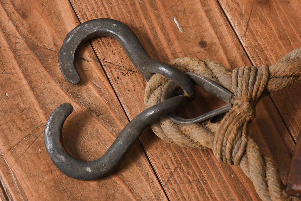 アンティーク雑貨　古民具　古いケヤキ材が味わい深い堅牢な作りの二車式滑車