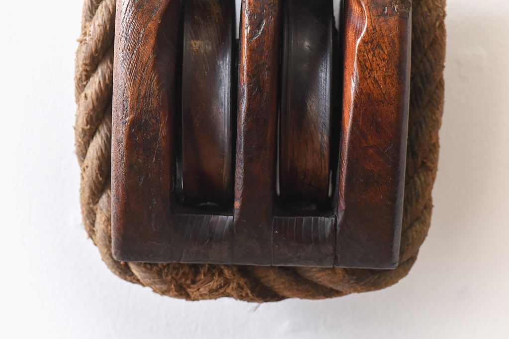 アンティーク雑貨　古民具　古いケヤキ材が味わい深い堅牢な作りの二車式滑車