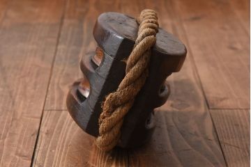 アンティーク雑貨　古民具　古いケヤキ材が味わい深い堅牢な作りの二車式滑車