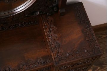 中古　ビンテージ　伝統工芸軽井沢彫り　桜彫刻が目を引く小振りな椅子付きドレッサー
