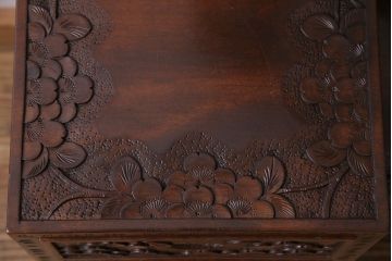 中古　ビンテージ　伝統工芸軽井沢彫り　桜彫刻が目を引く小振りな椅子付きドレッサー