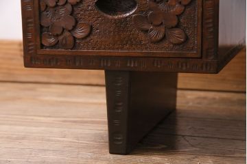 中古　ビンテージ　伝統工芸軽井沢彫り　桜彫刻が目を引く小振りな椅子付きドレッサー