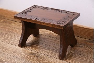 中古　ビンテージ　伝統工芸軽井沢彫り　桜彫刻が目を引く小振りな椅子付きドレッサー