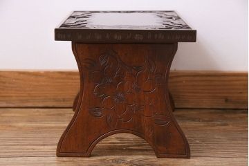 中古　ビンテージ　伝統工芸軽井沢彫り　桜彫刻が目を引く小振りな椅子付きドレッサー